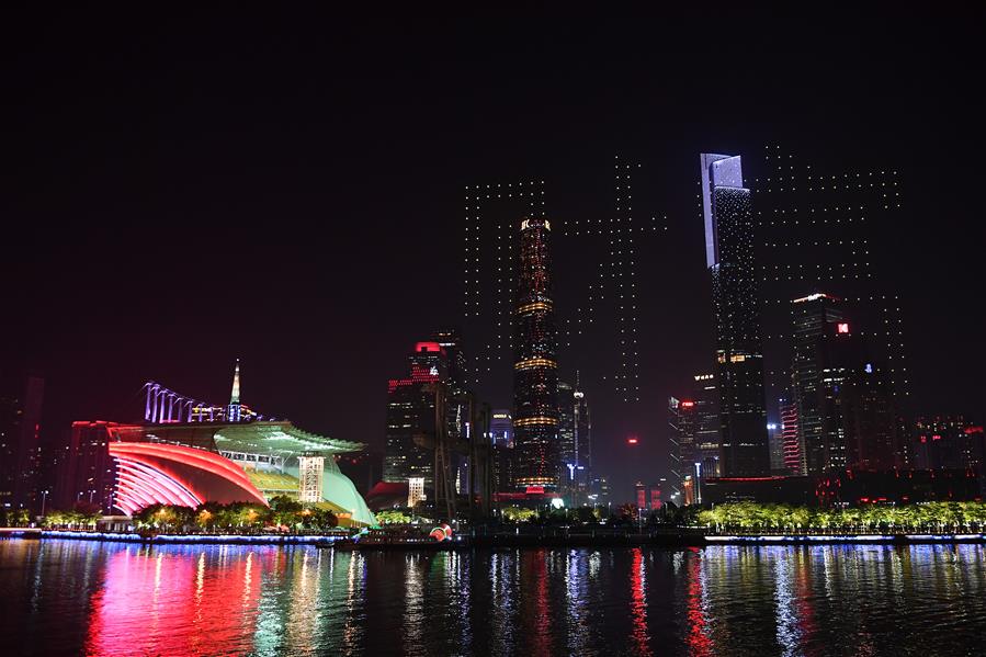 这是12月7日晚拍摄的无人机编队在广州城市上空组成“财富”字样。 12月7日晩，在2017年广州《财富》全球论坛城市欢迎酒会上，1180架无人机升空，编队形成汉字“财富”字样，欢迎《财富》论坛在广州举行。新华社记者 孙瑞博 摄