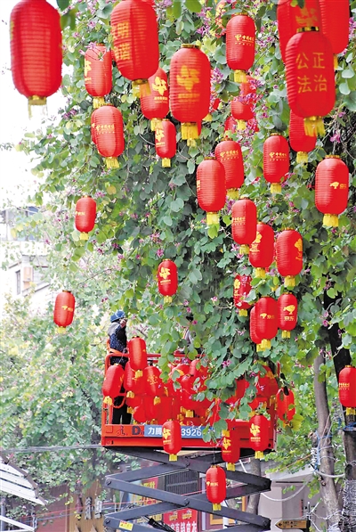 7日上午，越秀区西湖花市的搭建布置工作正在紧张进行。