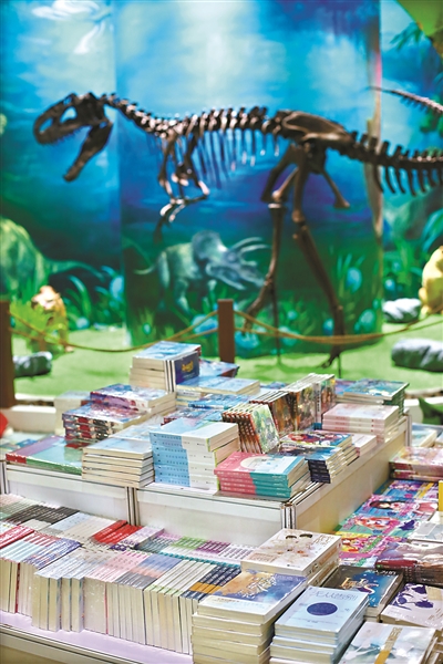 2018南国书香节暨羊城书展8月10日开幕，生动活泼的布展方式也让人眼前一亮。“奇妙的进化之旅”展览首次进驻少儿馆，展示恐龙化石。