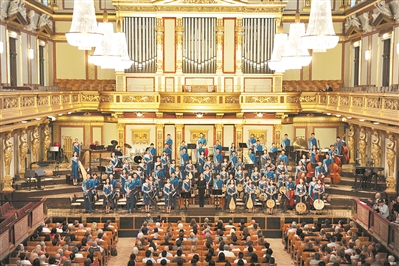 广东实验中学民乐团在维也纳金色大厅的演出剧照。