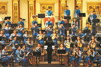 广东实验中学民乐团在维也纳金色大厅的演出剧照。