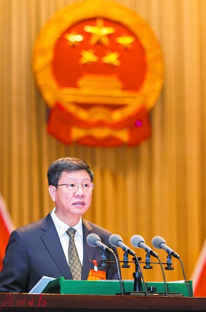 陈建华向大会作常委会工作报告。