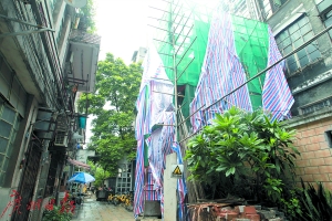 多宝路十五甫正街一处危旧房正在改造。