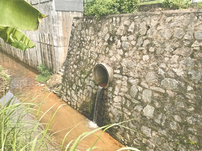 从化区太平镇开发区某产业园内两个工厂疑偷排。 