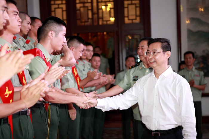 20180828温国辉看望慰问驻市政府即将退伍武警战士（照片）