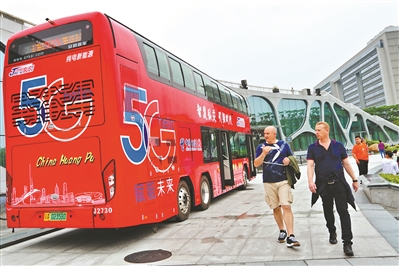 在展馆外的珍宝5G巴士上，广州电信提供的首款5G商用终端可将5G信号转换为WIFI信号。