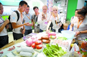 外商在展会上挑选食材。