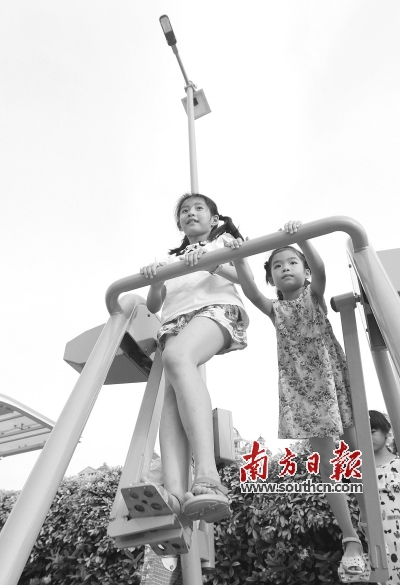 小朋友接力踩动踏板为“微型发电站”聚集电能。符超军摄