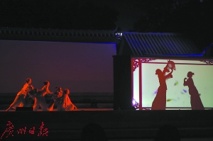 百姓家中透出的烛光和剪影，展现出广州万家灯火的美景。广州日报记者王维宣摄