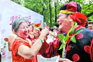 黄运华和阎家勤夫妇在喝交杯酒，他们相伴已长达60年了。广州日报记者骆昌威摄