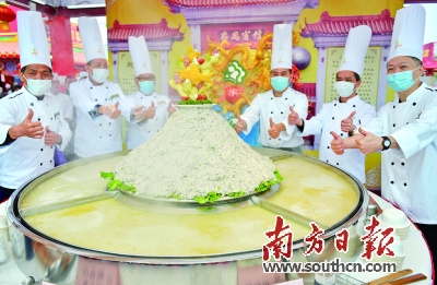 番禺的特色美食“爬金山”成为美食节上的一大亮点，受吃货追捧。
