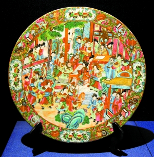 嘉庆（1796—1820）广彩绘人物纹圆形瓷板。