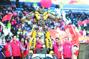 大黄蜂机甲机器人助阵广府民俗巡演。