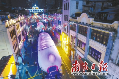 长达35米的“蚕宝宝”是2017广府庙会的一大亮点。