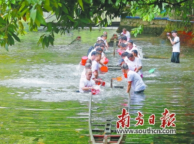 村民合力起龙船。