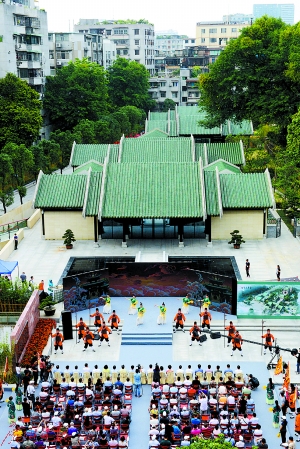 南粤先贤馆开馆仪式上，有古香古色的南越王卫队、五羊仙舞表演，先贤馆屋顶碧绿，闹中取静。