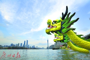 10日下午，参赛龙舟在江边蓄势待发。