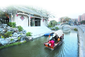 游客乘小艇游览风景优美的荔枝湾涌。
