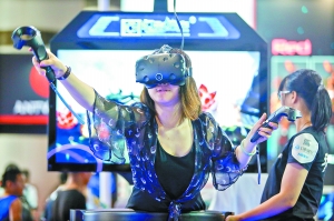 一位女生在广博会体验VR游戏。