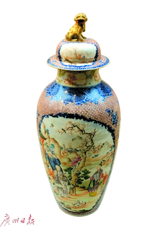 博物馆展出新藏品，图为极少见的广彩青花人物纹狮钮盖对瓶。