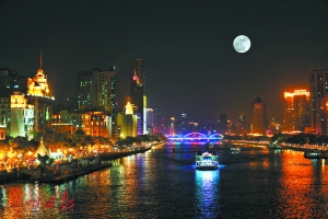 珠江两岸，一轮明月高悬，给繁华的夜色增添一丝静谧。（资料图）