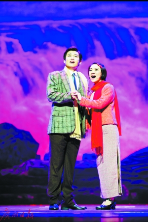 本届广东省艺术节开幕式剧目是音乐剧《烽火·冼星海》。图为音乐剧《烽火·冼星海》场景。