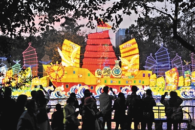 今年越秀公园的花灯展，灯光绚丽璀璨，吸引众多市民游览参观。