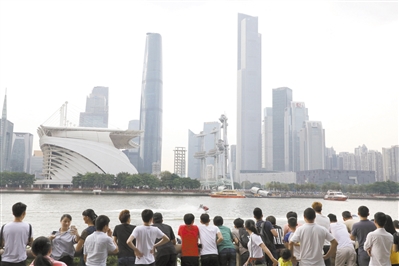 1日，海心沙对出珠江边游人如织。