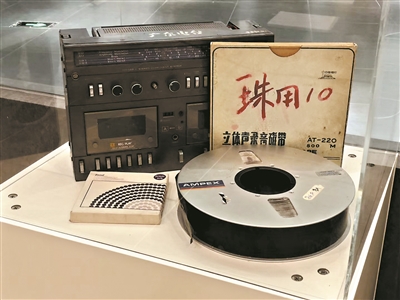 20世纪九十年代录音开盘磁带及收录机。