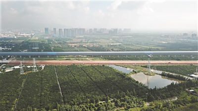 6月27日无人机航拍江湛铁路上的全封闭声屏障。