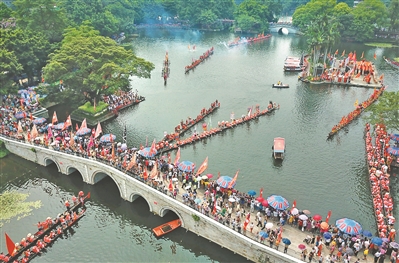 昨日，荔枝湾龙舟巡游热闹非凡，观看扒龙船的市民游客络绎不绝。广州日报全媒体记者莫伟浓摄