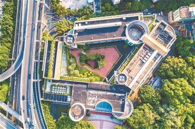 广州艺术博物院是著名建筑设计师莫伯治主持设计的，将岭南建筑与园林融为一体。