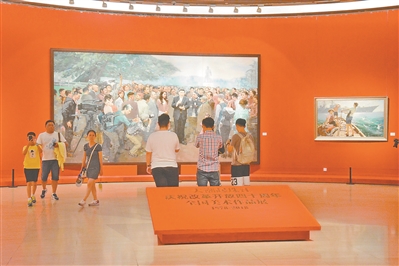 在中国美术馆展出时，许多观众久久驻足在《改革再出发》前。