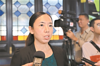 粤剧艺术博物馆馆长马楠讲述总书记考察粤剧艺术博物馆过程，表示备受鼓舞，深感责任重大。