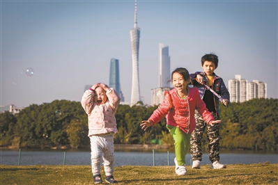 秋高气爽，孩子们在海珠湖愉快地玩耍。广州日报全媒体记者陈忧子 摄