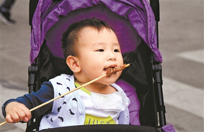 “小吃货”吃得满足。