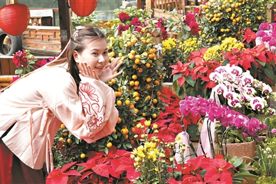 市民近距离体验“水上花街”的乐趣。广州日报全媒体记者莫伟浓 摄