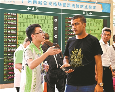 “友爱在车厢”摄影大赛获奖作品《贴心导乘》