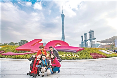 2019年第一天下午，广州下着绵绵细雨，雨停后天空露出蓝天，市民在花城广场拍照留念。