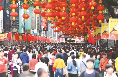 连日来，北京路步行街热闹非凡，市民逛街购物，乐享假期。