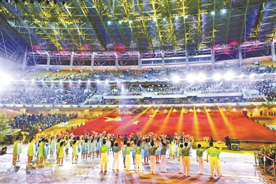 上千平方米巨幅国旗亮相，全场掀起高潮，也宣告为期19天的海心沙灯光音乐秀正式落下帷幕。