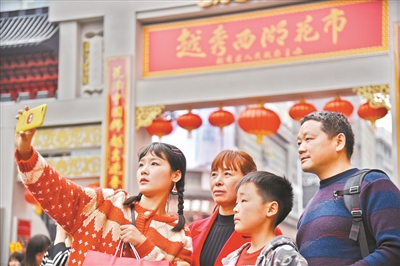 市民开心逛花市。广州日报全媒体记者苏俊杰 实习生廖明璨 摄