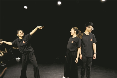 团员们在演出中。