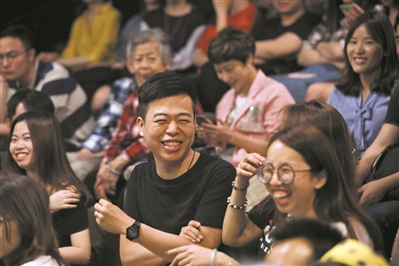 演出现场，观众们笑得合不拢嘴。