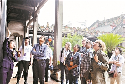 参加世界港口大会“早鸟计划”的嘉宾参观陈家祠。