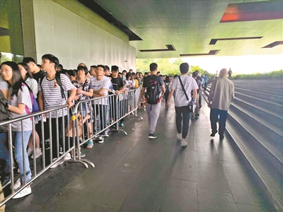 2日，广东省博物馆门口大排长龙。