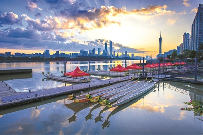 昨日清晨，即将出征广州国际龙舟邀请赛的龙舟赛艇停泊在港湾。