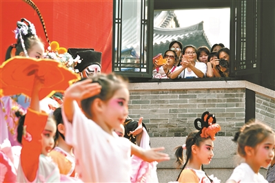 市民在广州粤剧艺术博物馆观看文艺展演。