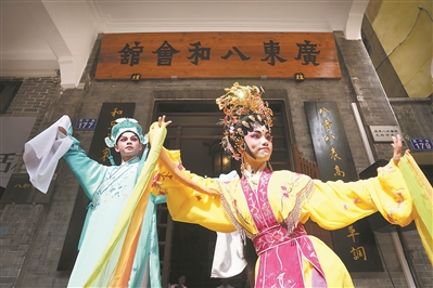 粤剧演员进行“经典粤剧”快闪表演。