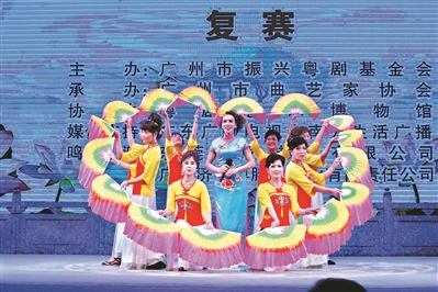 《祖国颂》一人演唱，八人彩扇伴舞，形式丰富，深受欢迎。